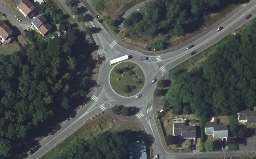 Vue aérienne du Rond-point anonyme n°244919355
