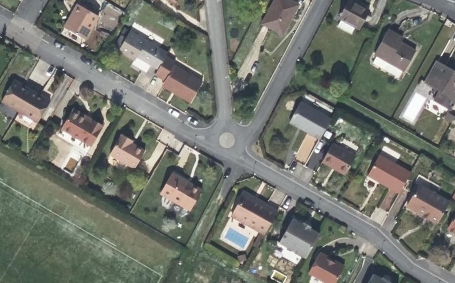 Vue aérienne du Rond-point anonyme n°244958048
