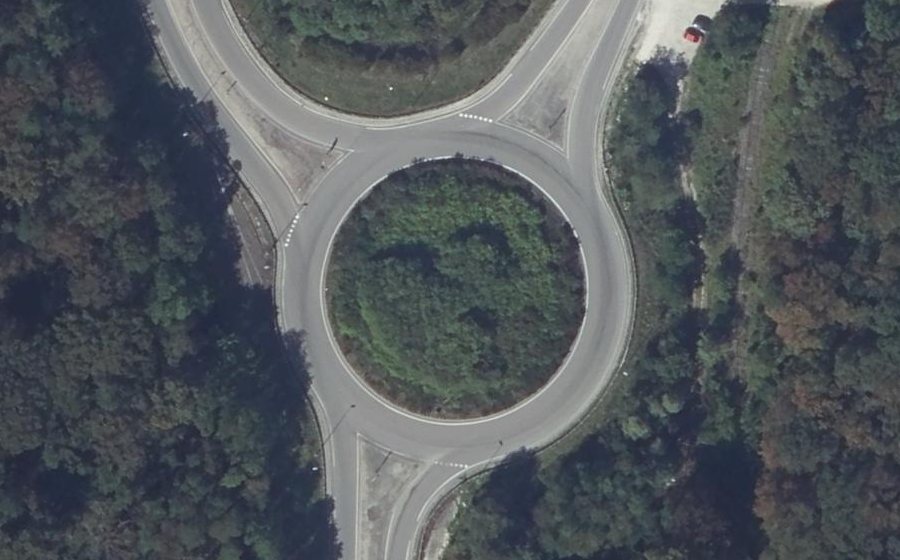 Vue aérienne du Rond-point anonyme n°24498949