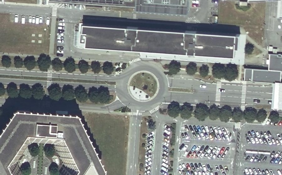 Vue aérienne du Rond-point anonyme n°24500630