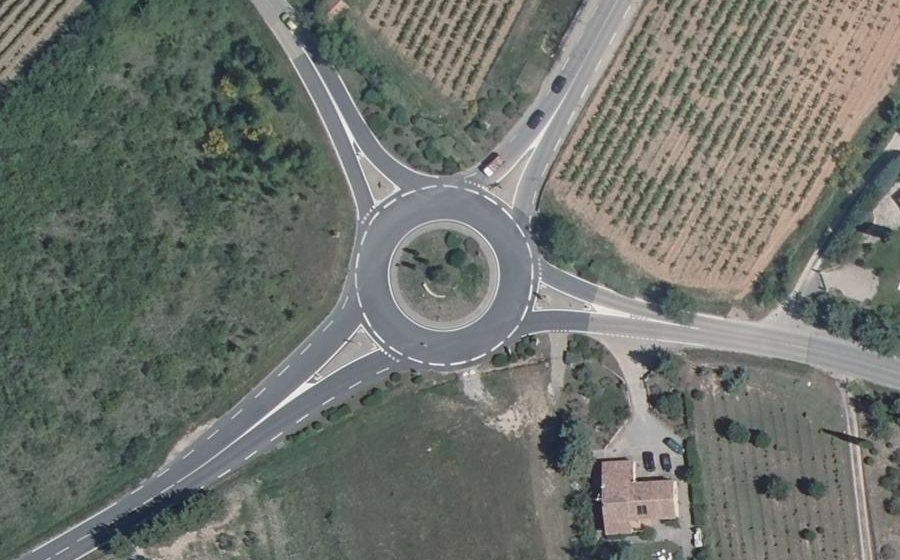 Vue aérienne du Rond-point anonyme n°24500673