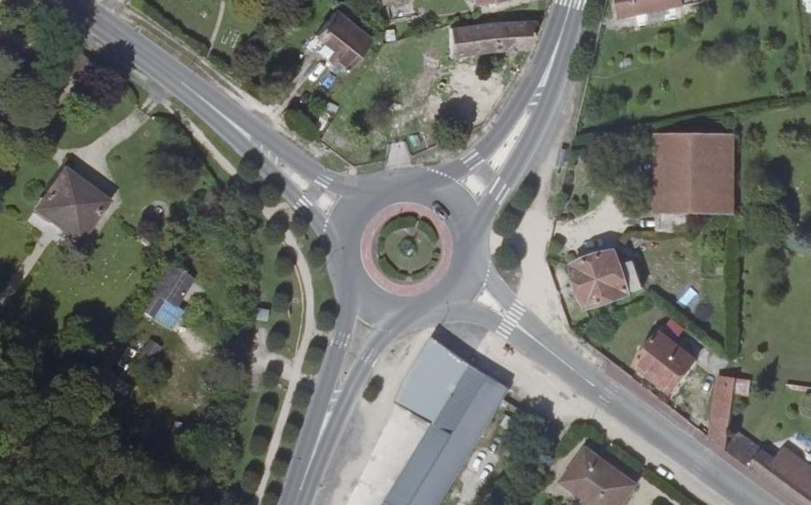Vue aérienne du Rond-point anonyme n°24503710