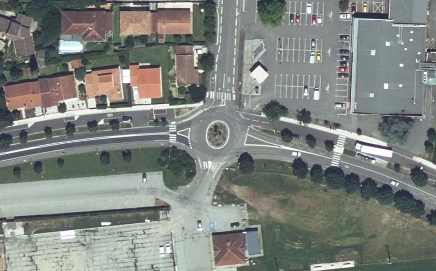 Vue aérienne du Rond-point anonyme n°24507175