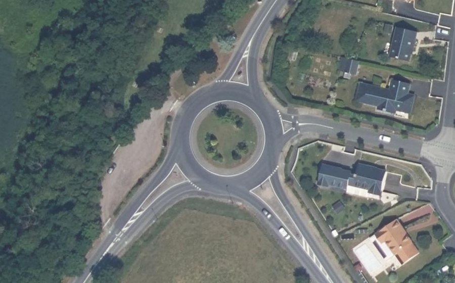 Vue aérienne du Rond-point anonyme n°24509477