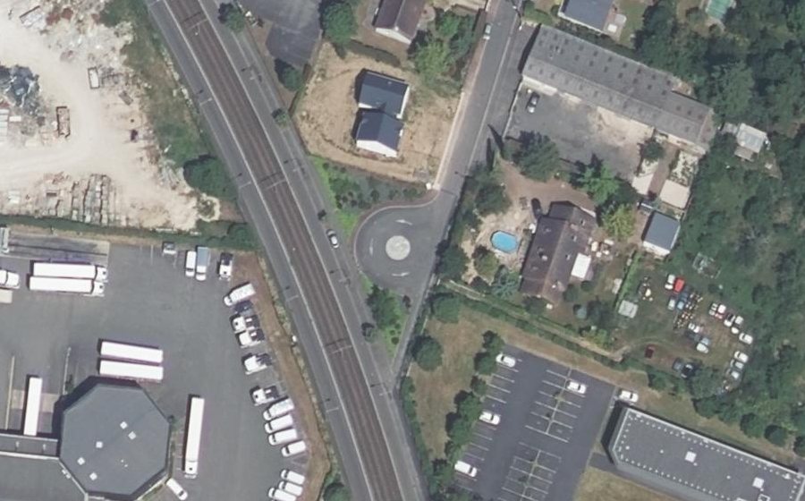 Vue aérienne du Rond-point anonyme n°245119371