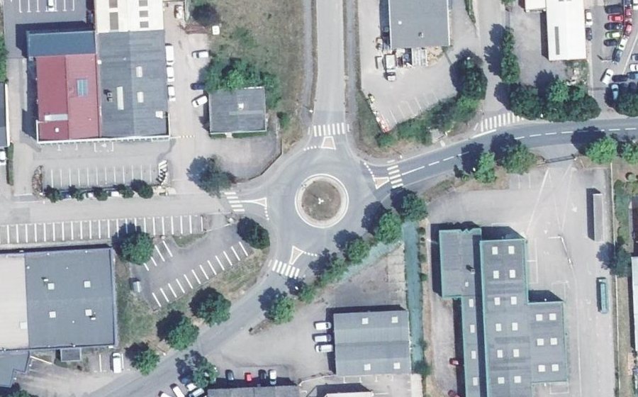 Vue aérienne du Rond-point anonyme n°245128034