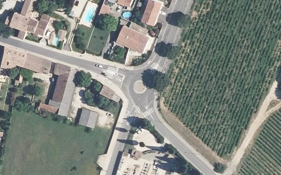 Vue aérienne du Rond-point anonyme n°24514477