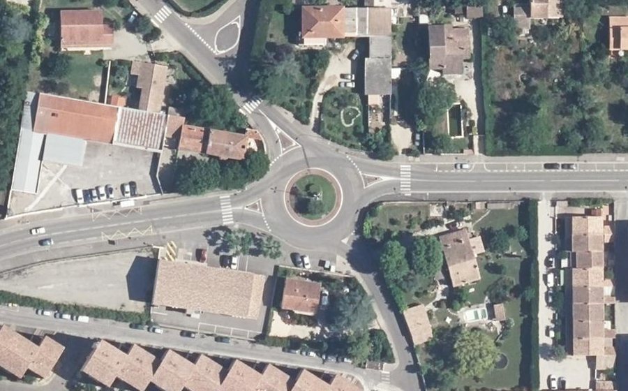 Vue aérienne du Rond-point anonyme n°24514481