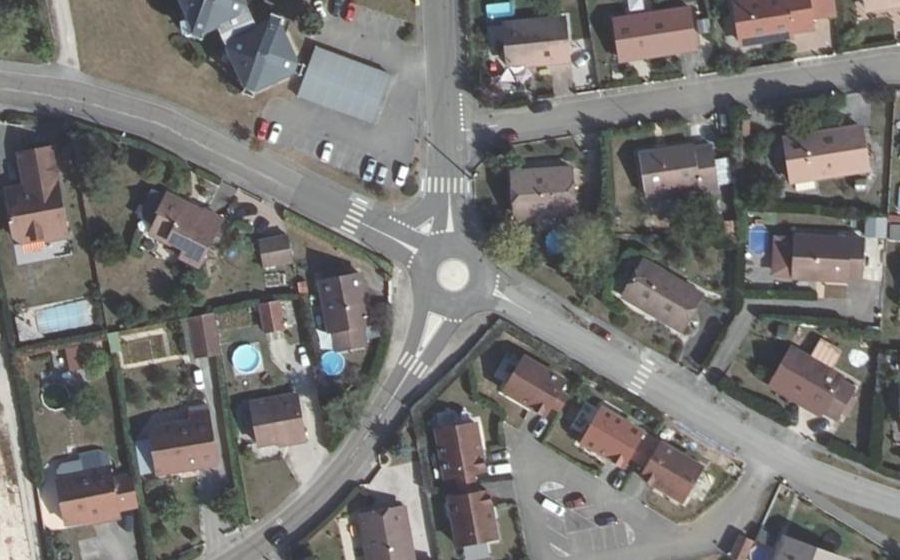 Vue aérienne du Rond-point anonyme n°245147105