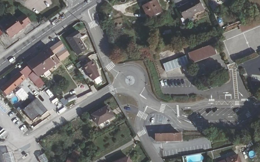 Vue aérienne du Rond-point anonyme n°245147133