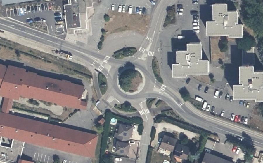 Vue aérienne du Rond-point anonyme n°245208947