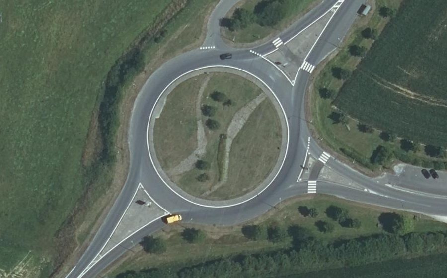 Vue aérienne du Rond-point anonyme n°245219190