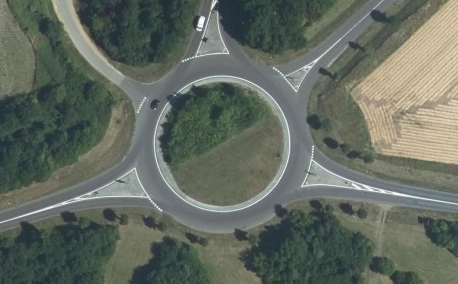 Vue aérienne du Rond-point anonyme n°245219191
