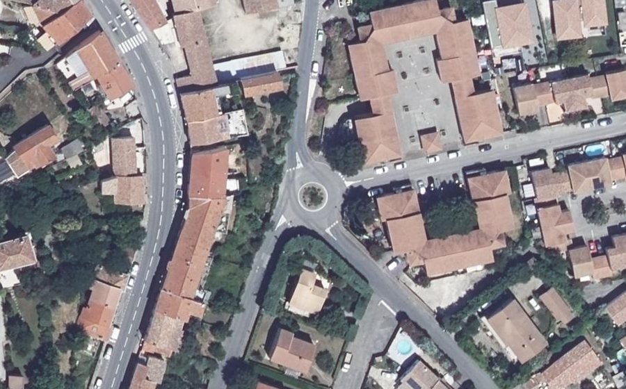 Vue aérienne du Rond-point anonyme n°245223592