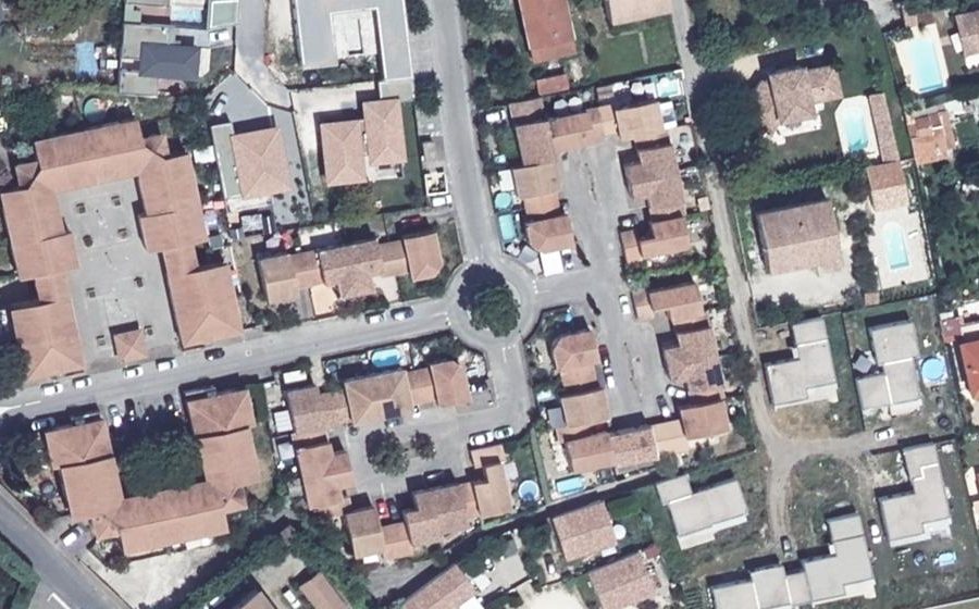 Vue aérienne du Rond-point anonyme n°245223594