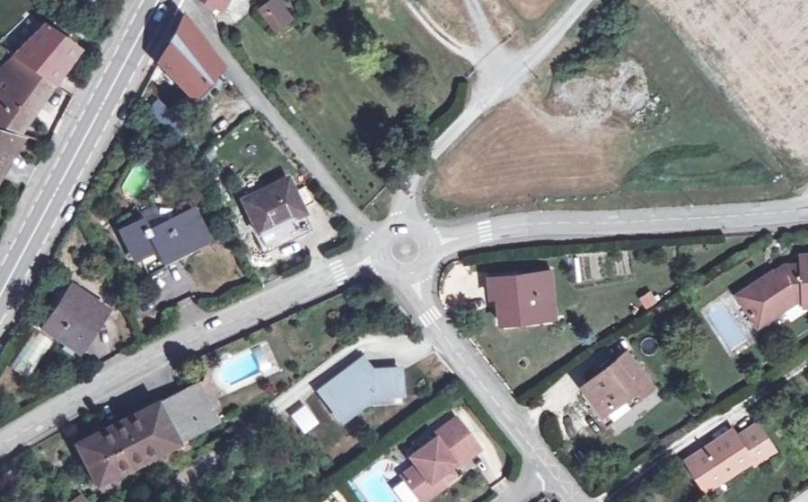 Vue aérienne du Rond-point anonyme n°245242160