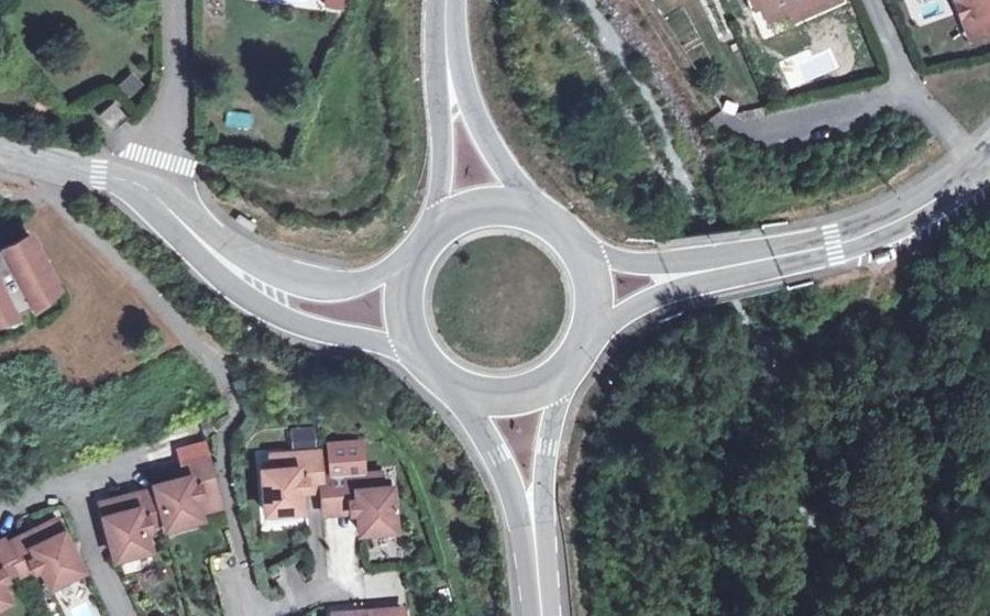 Vue aérienne du Rond-point anonyme n°245242161