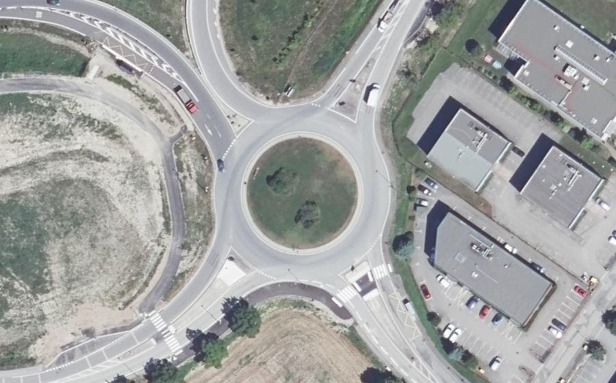 Vue aérienne du Rond-point anonyme n°245242162