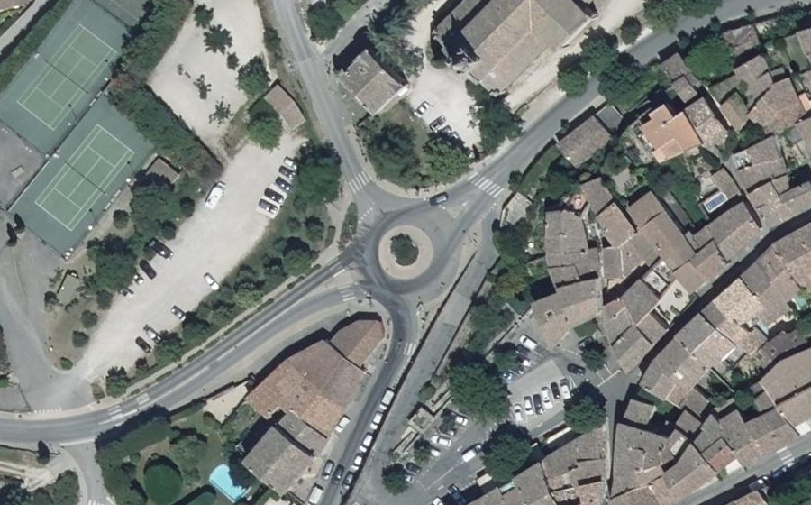 Vue aérienne du Rond-point anonyme n°24528727