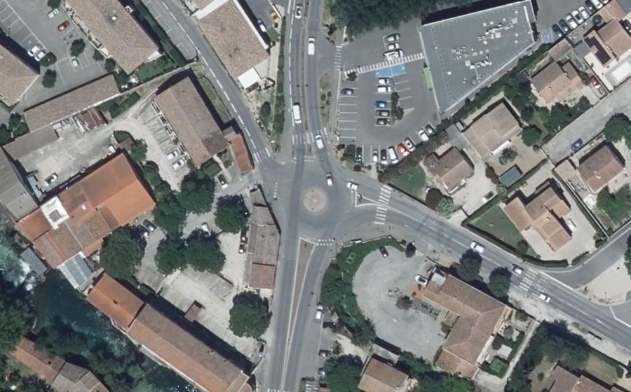 Vue aérienne du Rond-point anonyme n°24528804