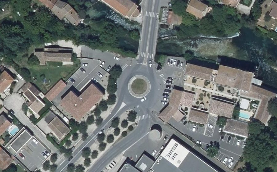 Vue aérienne du Rond-point anonyme n°24528817