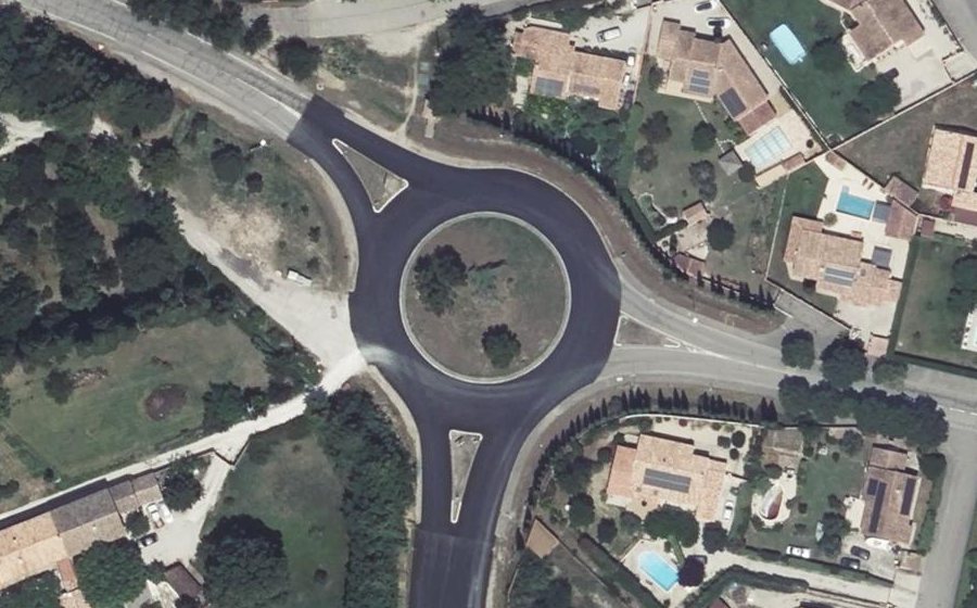Vue aérienne du Rond-point anonyme n°24528917