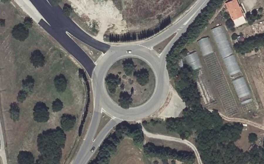 Vue aérienne du Rond-point anonyme n°24528924