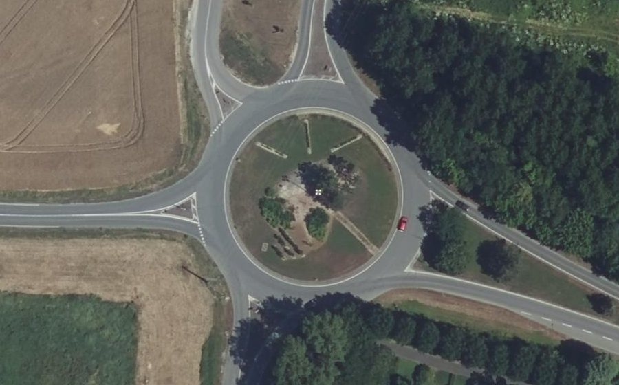 Vue aérienne du Rond-point anonyme n°24532593