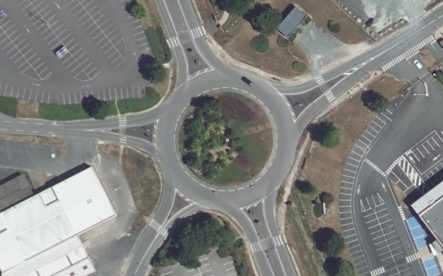 Vue aérienne du Rond-point anonyme n°24532660