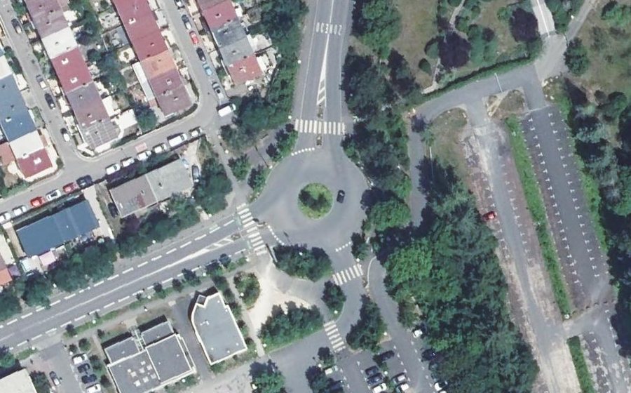 Vue aérienne du Rond-point anonyme n°245358784
