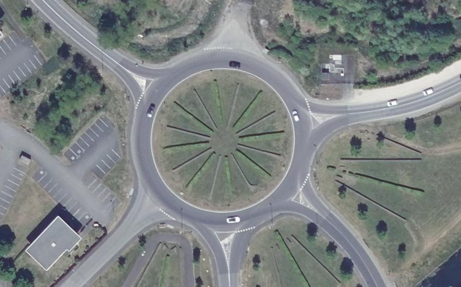 Vue aérienne du Rond-point anonyme n°24539390
