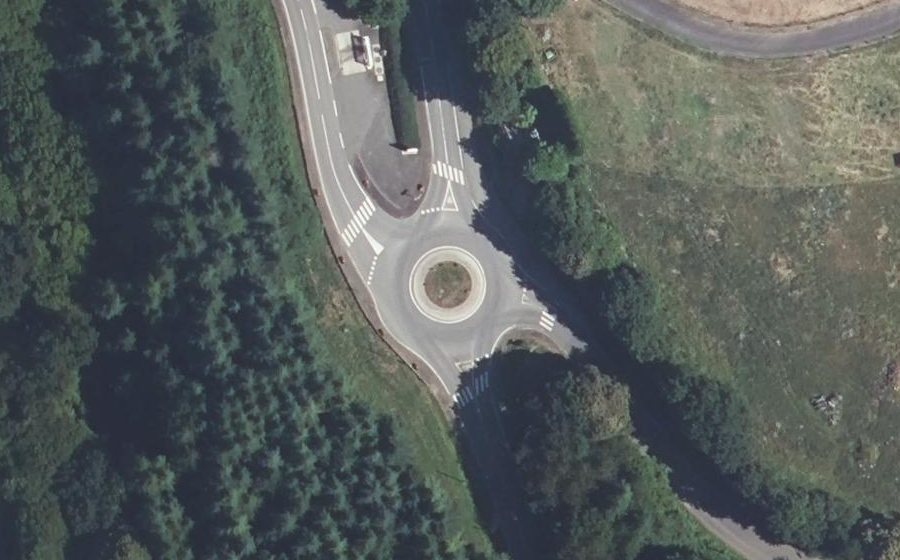 Vue aérienne du Rond-point anonyme n°245448218