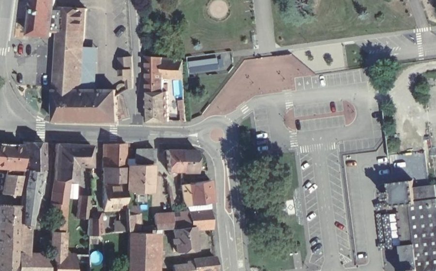 Vue aérienne du Rond-point anonyme n°245471049