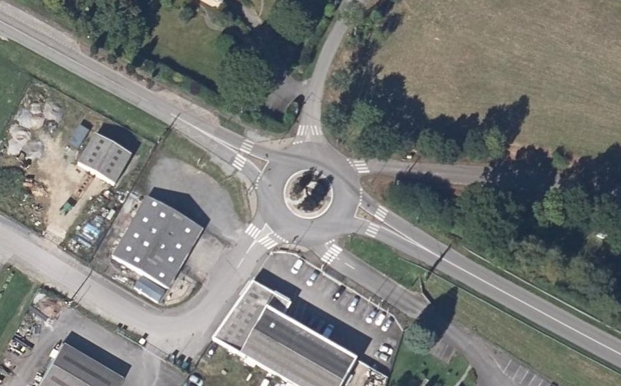 Vue aérienne du Rond-point anonyme n°245481948