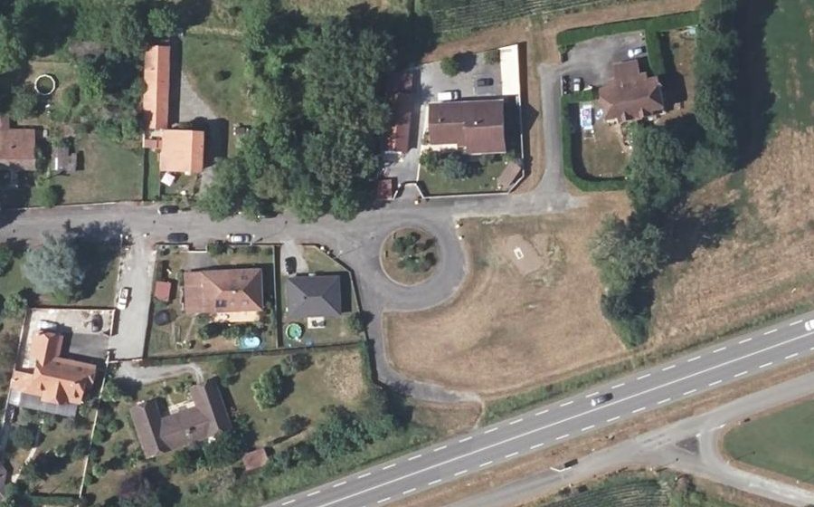 Vue aérienne du Rond-point anonyme n°245520665
