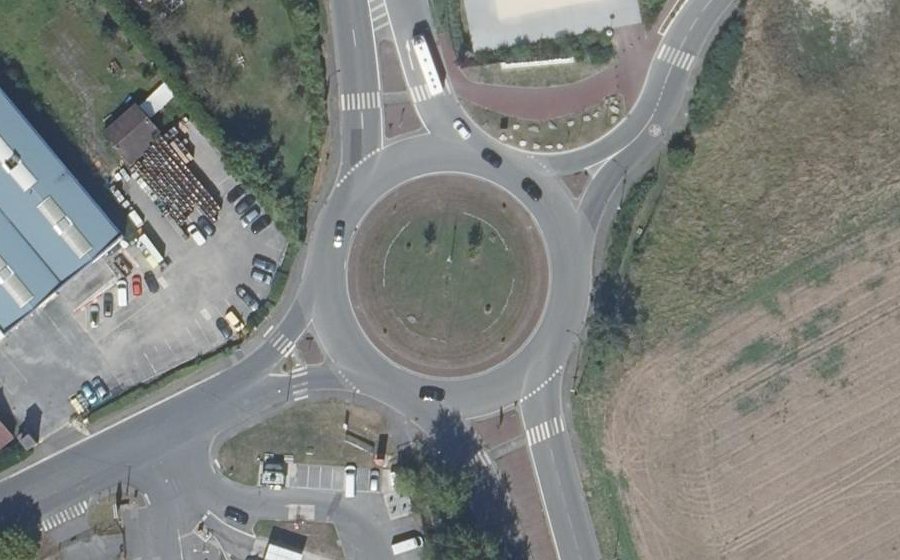 Vue aérienne du Rond-point anonyme n°24554660