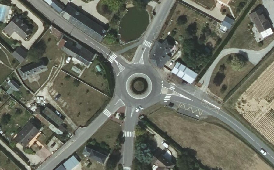 Vue aérienne du Rond-point anonyme n°24555502