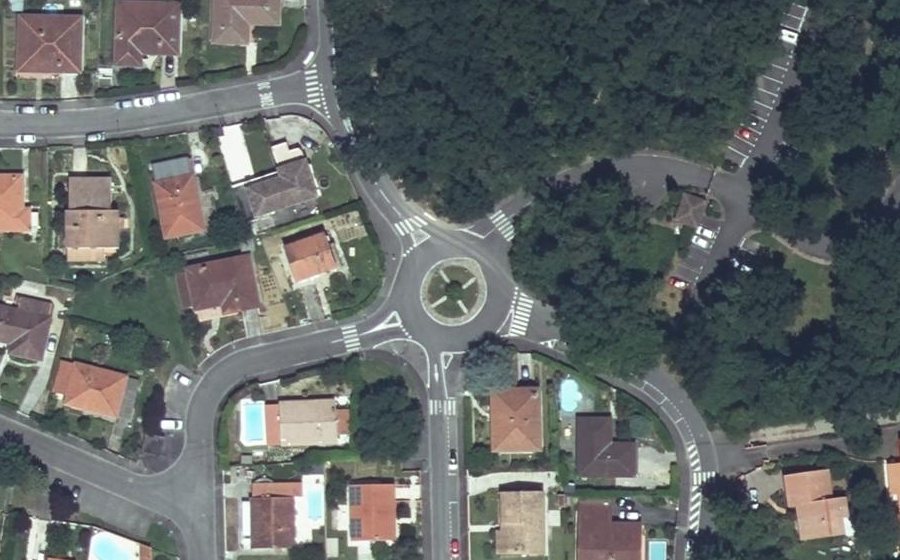 Vue aérienne du Rond-point anonyme n°24557738