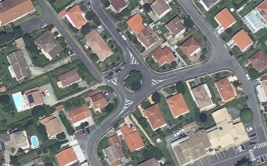 Vue aérienne du Rond-point anonyme n°24558760