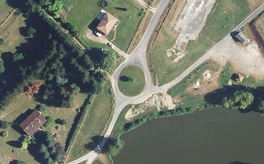 Vue aérienne du Rond-point anonyme n°245610430