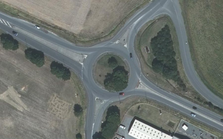 Vue aérienne du Rond-point anonyme n°24561744