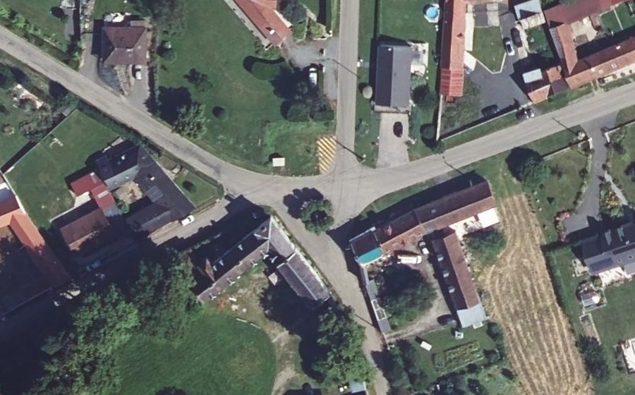 Vue aérienne du Rond-point anonyme n°245620609