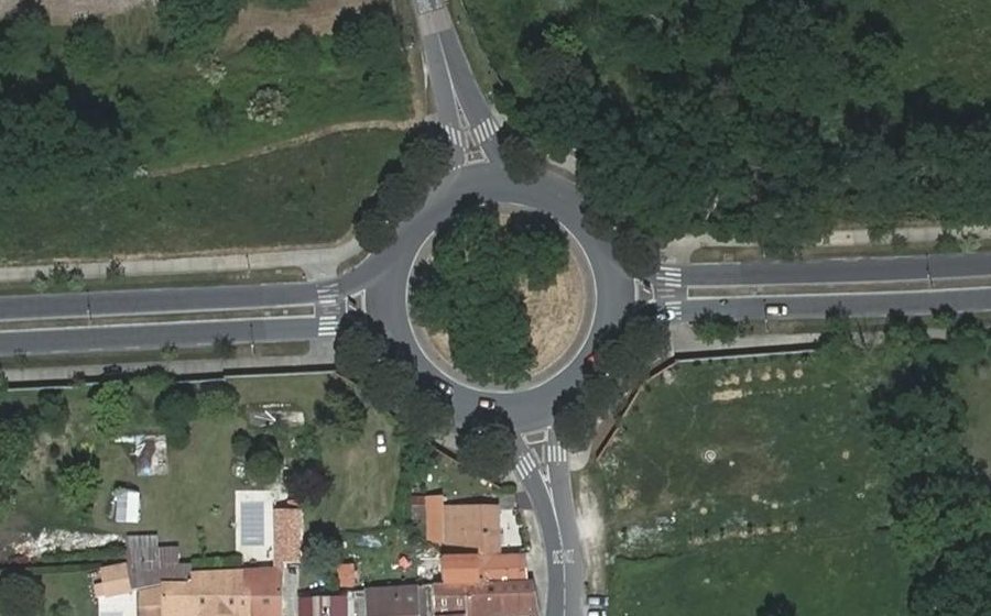 Vue aérienne du Rond-point anonyme n°24566132