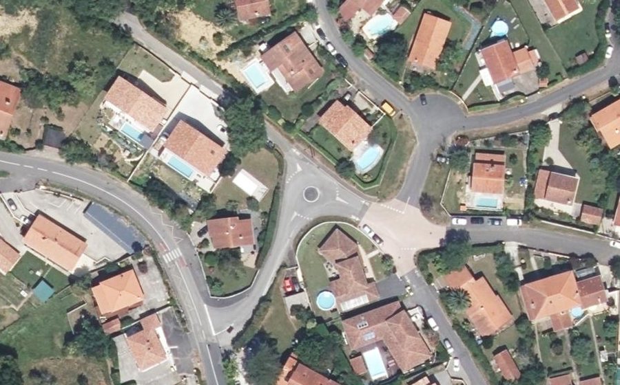 Vue aérienne du Rond-point anonyme n°245669675