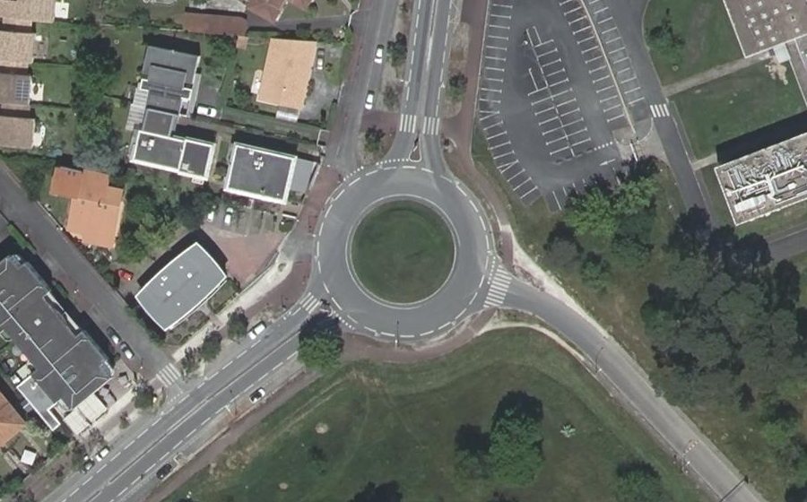 Vue aérienne du Rond-point anonyme n°24567148