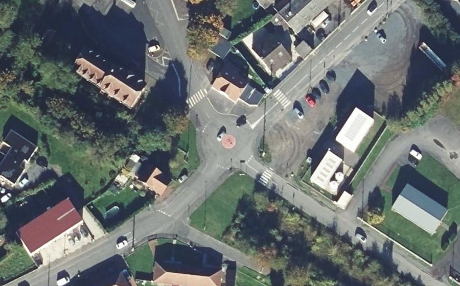Vue aérienne du Rond-point anonyme n°245697509