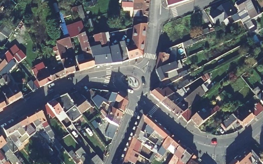 Vue aérienne du Rond-point anonyme n°245697516