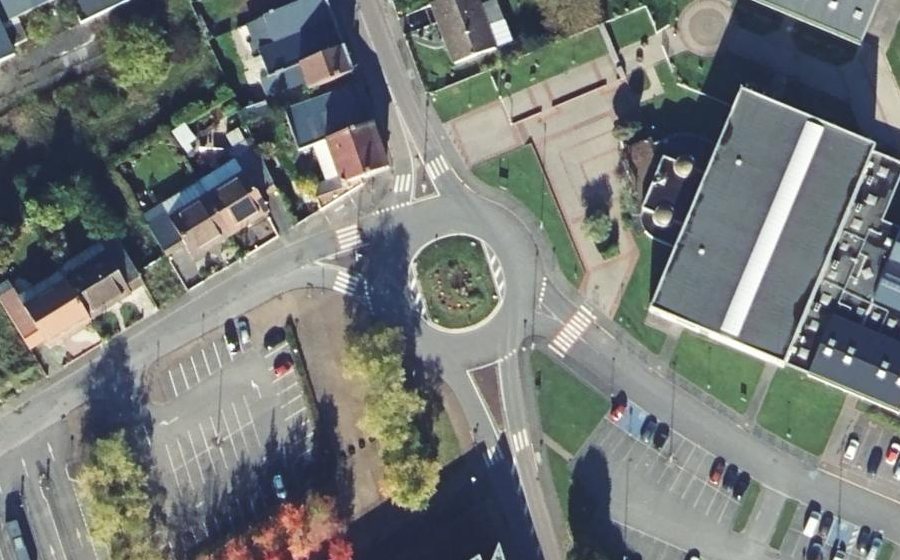 Vue aérienne du Rond-point anonyme n°245697519