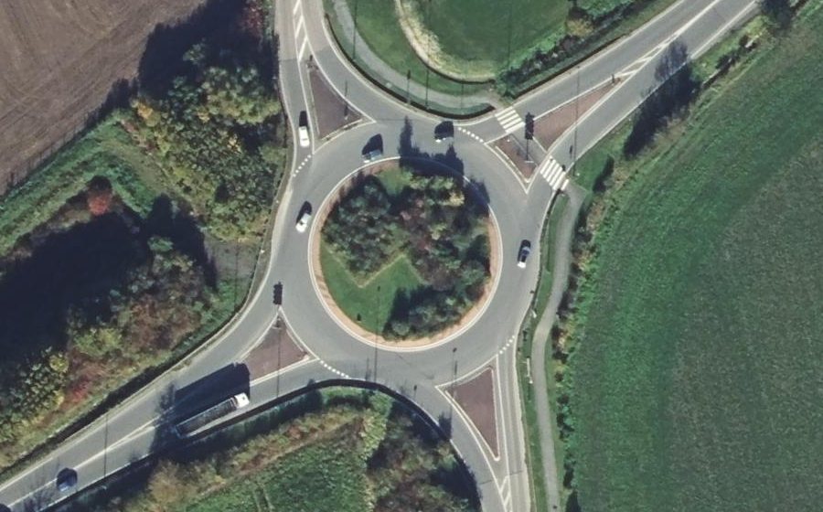 Vue aérienne du Rond-point anonyme n°245697522