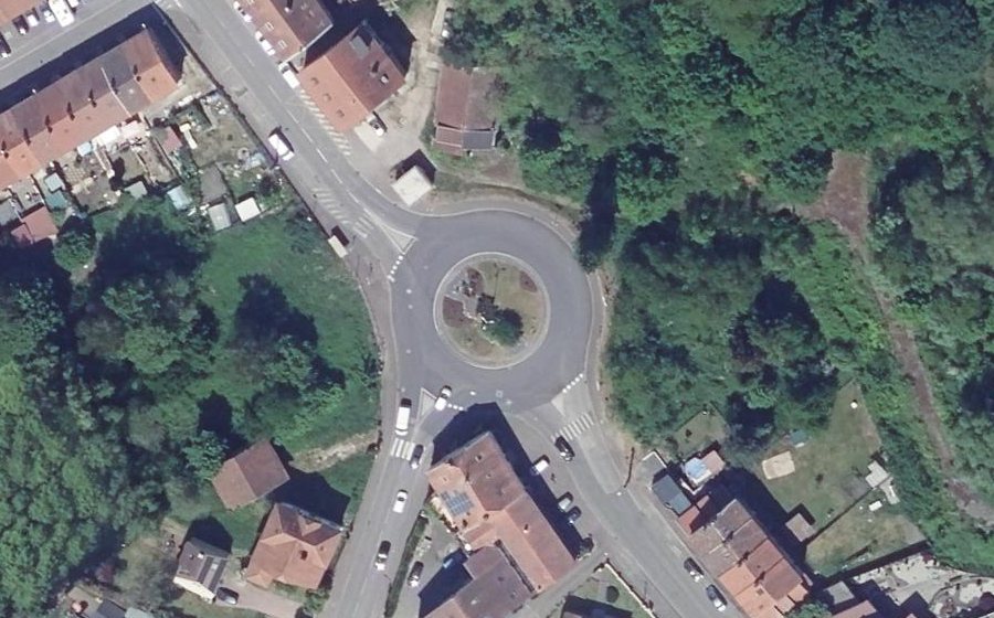 Vue aérienne du Rond-point anonyme n°24570666